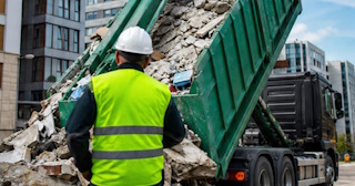 Вывоз строительного мусора в Инте: услуги лицензированной компании — ПроМусор
